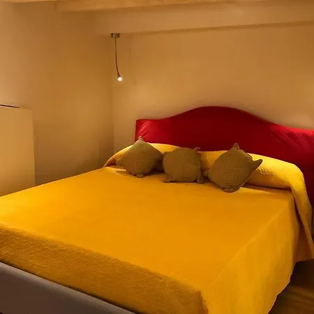Apartment La Casina In Burlamacchi Milan